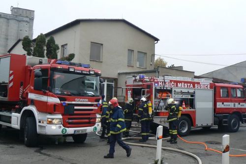Foto: Požár slisovaných PET lahví v Sušici zaměstnal hasiče 