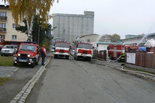 Foto: Požár slisovaných PET lahví zaměstnal deset jednotek hasičů