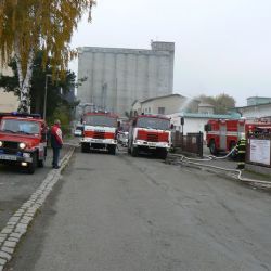 Požár slisovaných PET lahví zaměstnal deset jednotek hasičů