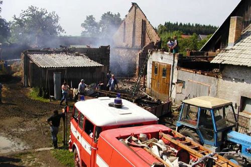Foto: V obci Rybník dnes vybuchla kolna