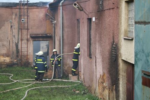 Foto: Požár v Holoubkově zničil část podniku, škoda 10 milionů