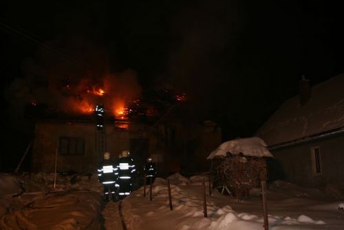 Foto: Požár v Peci zavinil majitel, který si rozehříval potrubí