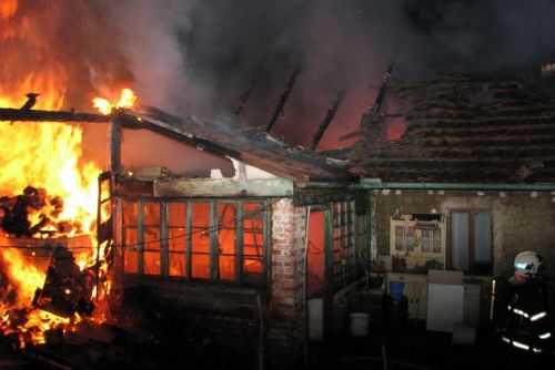 Foto: Požár zničil dílnu a střechu rodinného domu ve Vlčí