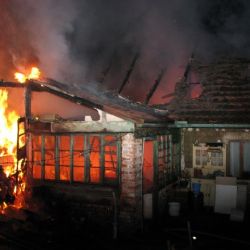 Požár zničil dílnu a střechu rodinného domu ve Vlčí