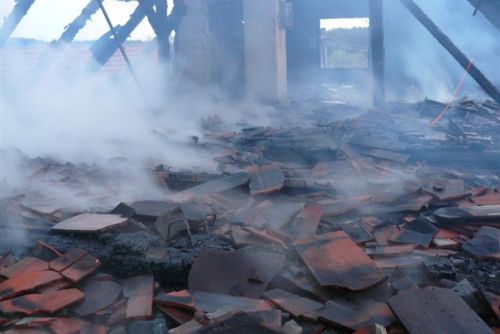Foto: Požár zničil neobydlený dům v Ostrovcích