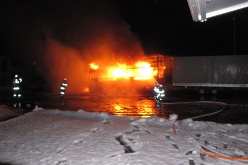 Foto: Požár zničil v Janovicích kabinu a nástavbu kamionu