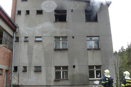 Foto: Před požárem na nádraží v Ošelíně vyskočily děti z okna