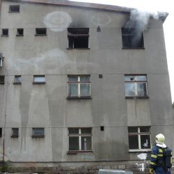 Před požárem na nádraží v Ošelíně vyskočily děti z okna