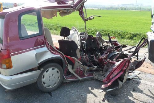 Foto: Při čelní srážce u Novákovic zahynul řidič, dvě děti zraněny