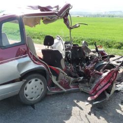 Při čelní srážce u Novákovic zahynul řidič, dvě děti zraněny