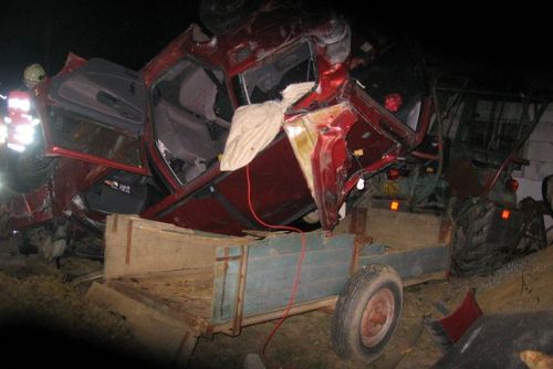 Foto: Při tragické nehodě v Sytně se zastavil až o traktor