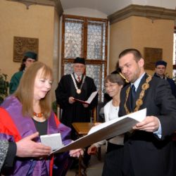 Primátor při předání pečeti: Profesorka Okely je vzorem 