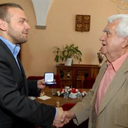 Profesor Jaroslav Slípka byl obdarován pamětní medailí