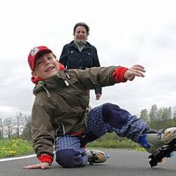Projekt učí děti v Plzni bezpečně jezdit na in-line bruslích