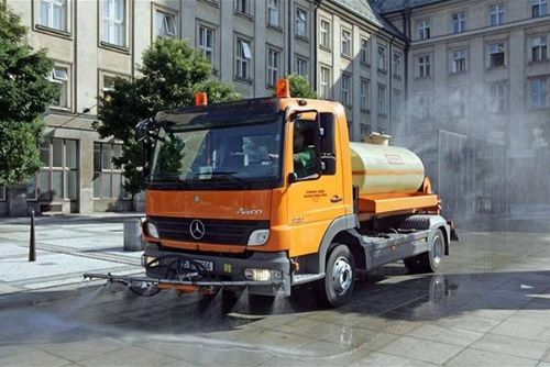 Foto: Radnice v Plzni přidala peníze na čištění a kropení silnic