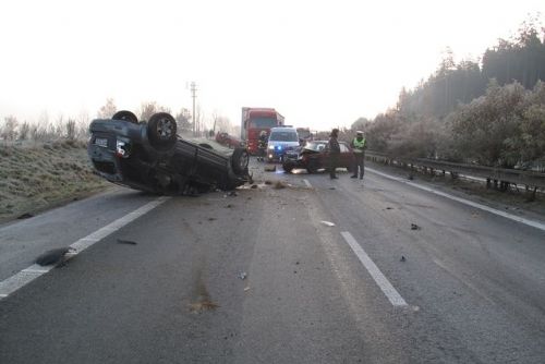 Foto: Ranní námraza zablokovala dálnici u Ejpovic