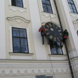Restaurování ručiček a ciferníků věžních hodin rokycanské radnice