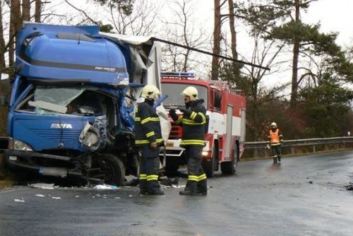 Foto: Řidiče nákladního auta u Rabí museli vyprostit hasiči