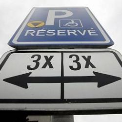 Řidiči v Plzni při nákupech parkují na místech invalidů
