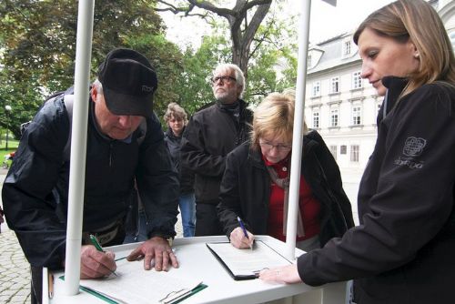 Foto: Sdružení Kultura(k) vítězí předalo podpisy petice magistrátu