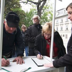 Sdružení Kultura(k) vítězí předalo podpisy petice magistrátu