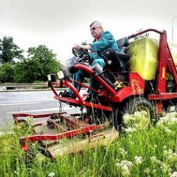 Sekání trávy stojí města v Plzeňském kraji miliony