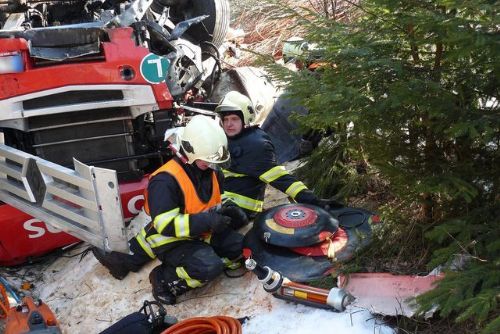 Foto: Srážku kamionů u Mlýnce nepřežil jeden z řidičů