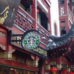 Starbucks otevře o víkendu v Plzni stánek s kávou