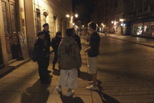 Foto: Strážníci kontrolovali bary v Plzni, chytili zpitého školáka