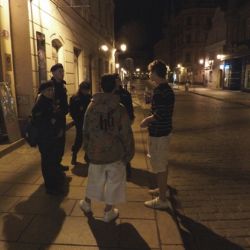 Strážníci kontrolovali bary v Plzni, chytili zpitého školáka