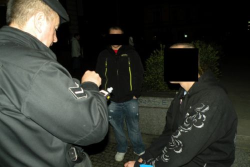 Foto: Strážníci o víkendu v Plzni chytili pět opilých mladistvých