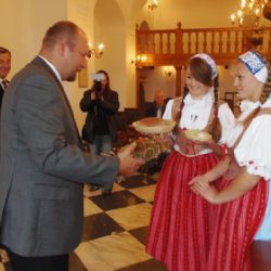 Studenti přinesli na radnici dožínkový věnec