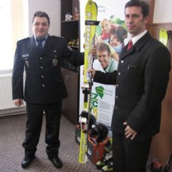 Šumavští policisté dostali od kraje lyžařské vybavení