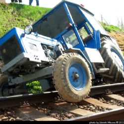 Traktor u Nahošic spadl na koleje a zablokoval trať