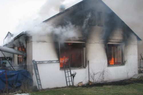 Foto: Truhlárnu v Doubravě pohltil požár, škoda dva miliony