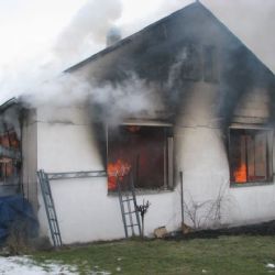 Truhlárnu v Doubravě pohltil požár, škoda dva miliony