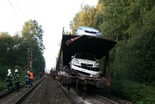 Foto: U Kařízku se srazily vlaky, škoda přes čtyři miliony