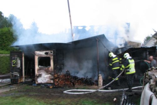 Foto: U Nepomuka hořely zahradní chatky, může za to sauna