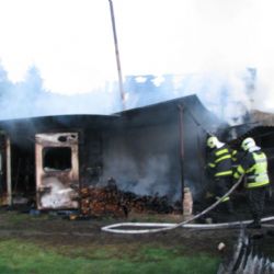U Nepomuka hořely zahradní chatky, může za to sauna
