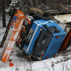 U Třemošné havaroval sypač, hasiči museli kácet stromy