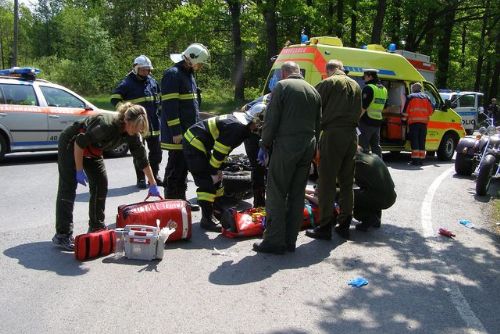 Foto: U Vysoké havarovali motorkáři, zasahoval vrtulník