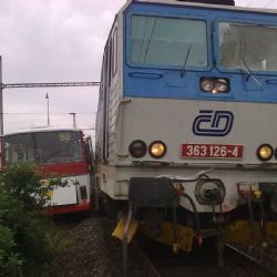 V Chrástu na přejezdu boural autobus s vlakem, dva zranění