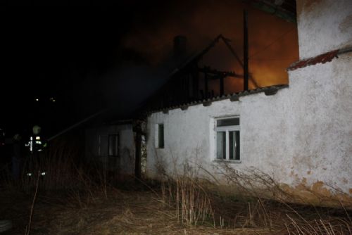 Foto: V Nové Huti shořel v noci na pátek dům, škoda 500 tisíc