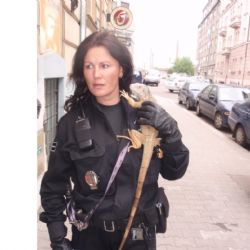V plzeňské ulici strážníci chytili leguána, skončil v zoo