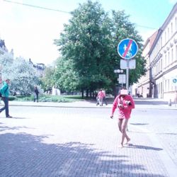 V Plzni řádili opilci, muž ve slipech se potácel centrem