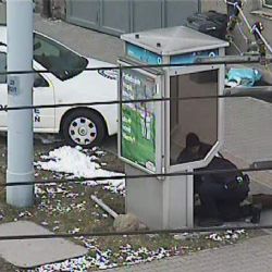 V telefonní budce na slovanské křižovatce ležel opilec 