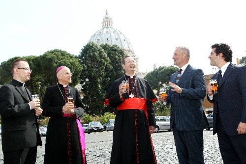Foto: Vatikán přijal požehnané pivo k blahořečení Jana Pavla II. 