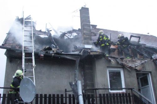 Foto: Ve Lhotě hořel rodinný dům, škoda dva miliony
