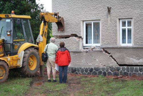 Foto: Ve Zbůchu se zřítila část domu, obyvatelé byli evakuováni
