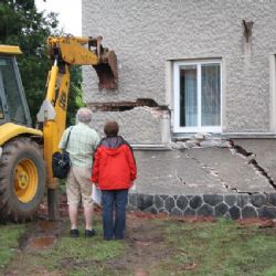 Ve Zbůchu se zřítila část domu, obyvatelé byli evakuováni